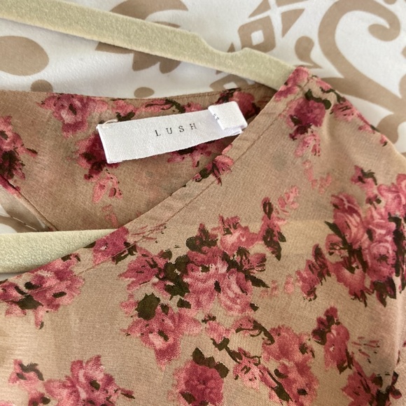 🛍️🛍️ 3 for $5. Beautiful draped back top - Picture 3 of 6